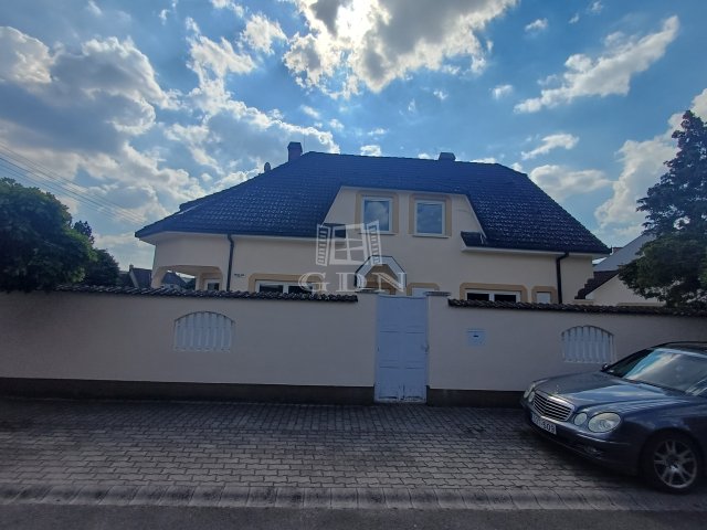 Eladó családi ház, Baján 220 M Ft, 5 szobás