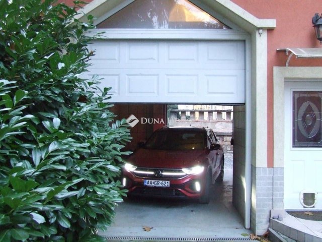 Eladó családi ház, Esztergomban 199.9 M Ft, 6 szobás