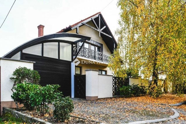 Eladó családi ház, Pécsett 170 M Ft, 1 szobás