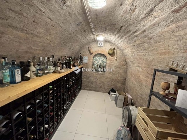 Eladó családi ház, Pécsett 122 M Ft, 3 szobás