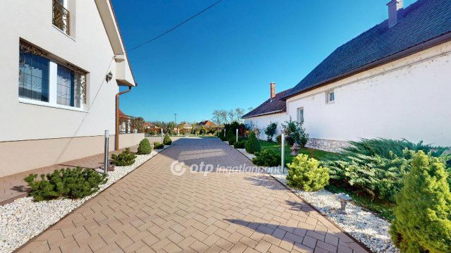 Eladó családi ház, Poroszlón 112.99 M Ft, 4 szobás