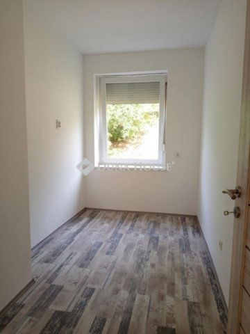 Eladó téglalakás, Komlón 33.9 M Ft, 3 szobás