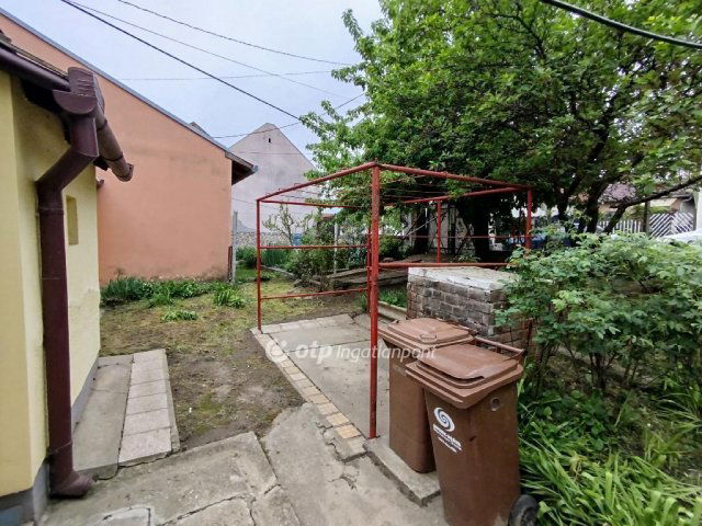 Eladó családi ház, Pécsett 18.99 M Ft, 1 szobás