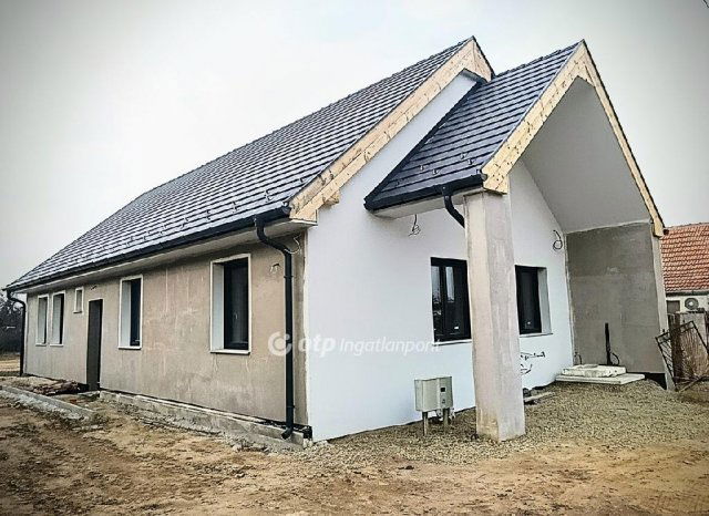 Eladó családi ház, Jászfényszarun 74 M Ft, 1+3 szobás