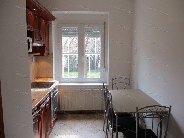 Kiadó téglalakás, albérlet, Szolnokon 150 E Ft / hó, 3 szobás