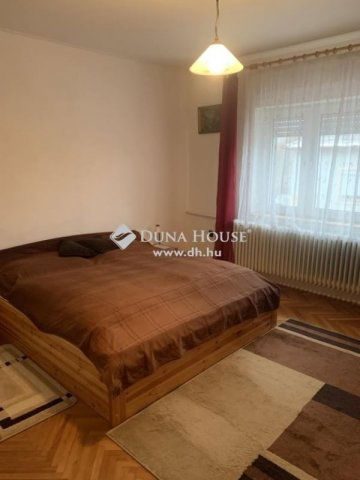 Eladó családi ház, Pécsett 95 M Ft, 5 szobás