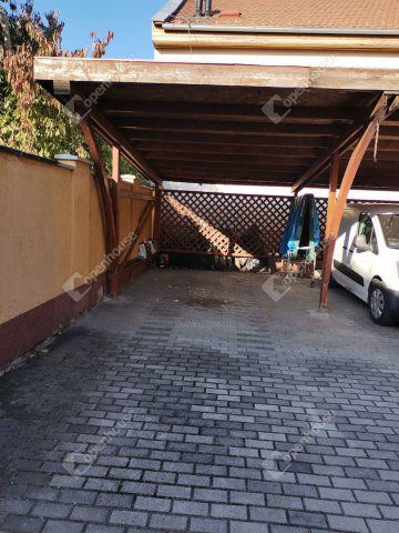Eladó családi ház, Komáromban 150 M Ft, 8 szobás
