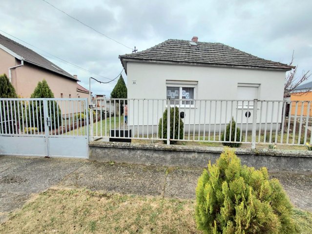 Eladó családi ház, Komáromban 55 M Ft, 2 szobás