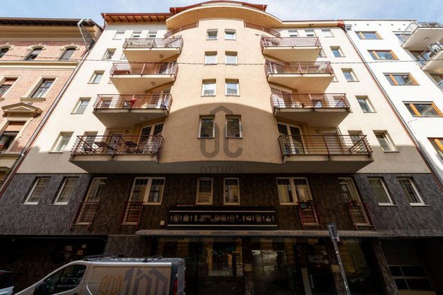 Eladó téglalakás, Budapesten, VI. kerületben 67.5 M Ft, 1 szobás