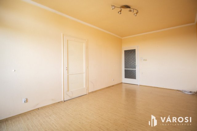 Eladó téglalakás, Szarvason 31.5 M Ft, 3 szobás