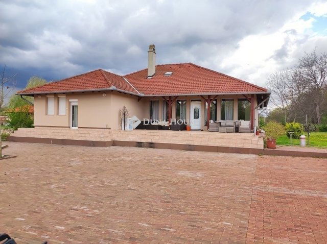 Eladó családi ház, Maglódon 335 M Ft, 7 szobás