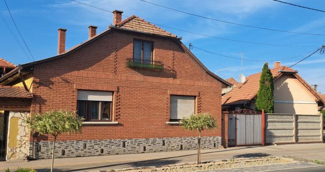 Eladó családi ház, Cegléden 100 M Ft, 4 szobás