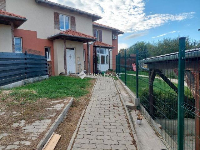 Eladó sorház, Pécelen 89.9 M Ft, 1+4 szobás