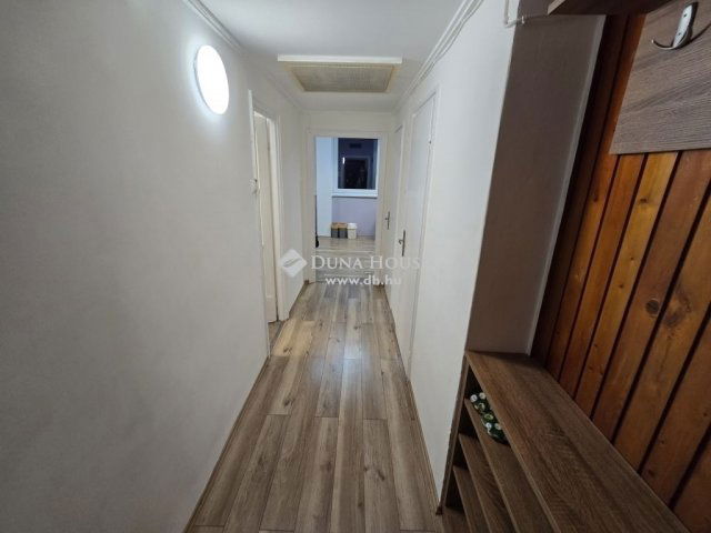 Eladó téglalakás, Veszprémben 49.9 M Ft, 2 szobás