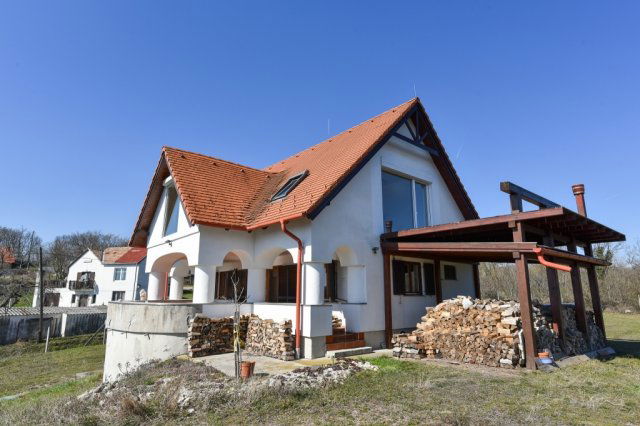 Eladó családi ház, Balatonalmádiban 189.9 M Ft, 2+1 szobás