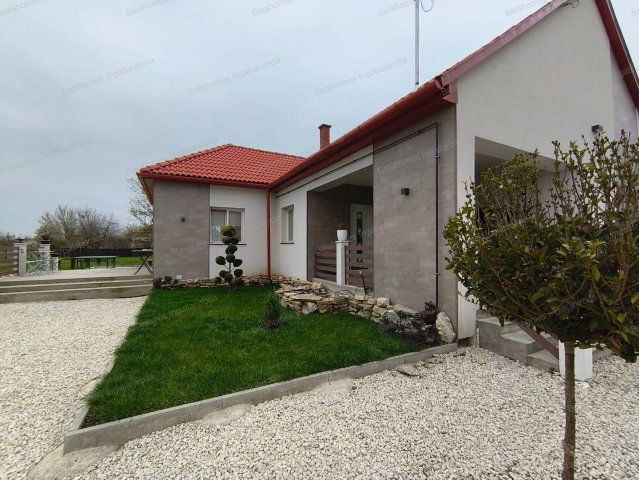 Eladó családi ház, Balatonfőkajáron 95 M Ft, 3 szobás