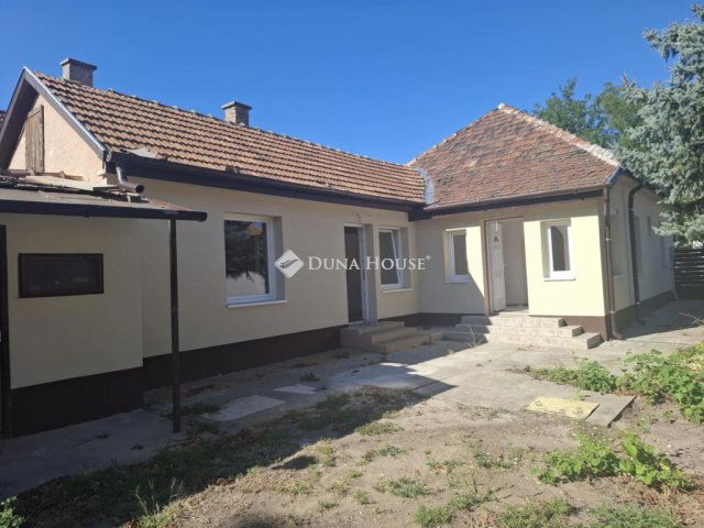 Eladó családi ház, Vecsésen 81.9 M Ft, 5 szobás