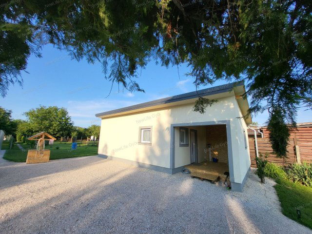 Eladó családi ház, Győrött 43.99 M Ft, 2 szobás