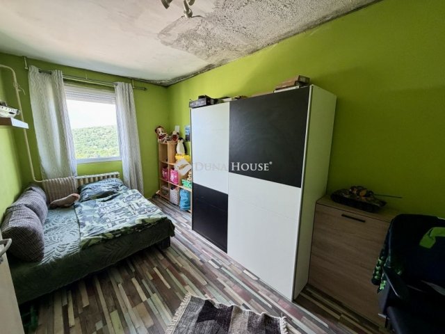 Eladó panellakás, Komlón 29.9 M Ft, 3 szobás