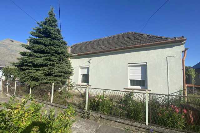 Eladó családi ház, Tatabányán 42.8 M Ft, 2 szobás