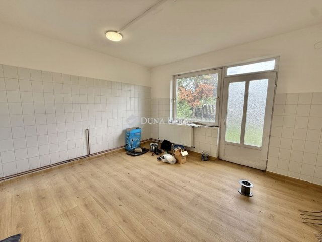 Eladó családi ház, Pakson 59.9 M Ft, 6 szobás