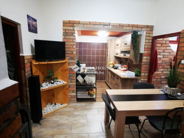 Eladó családi ház, Sárisápon 49.99 M Ft, 2 szobás
