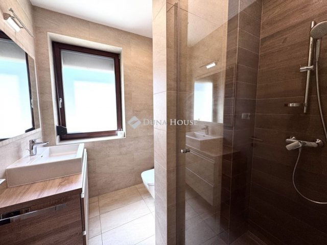 Eladó családi ház, Pécsett 225 M Ft, 6 szobás
