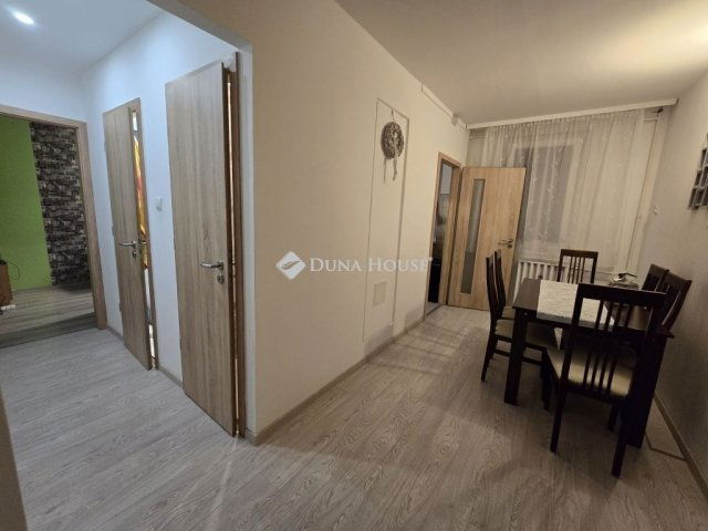 Eladó panellakás, Veszprémben 63.9 M Ft, 3 szobás