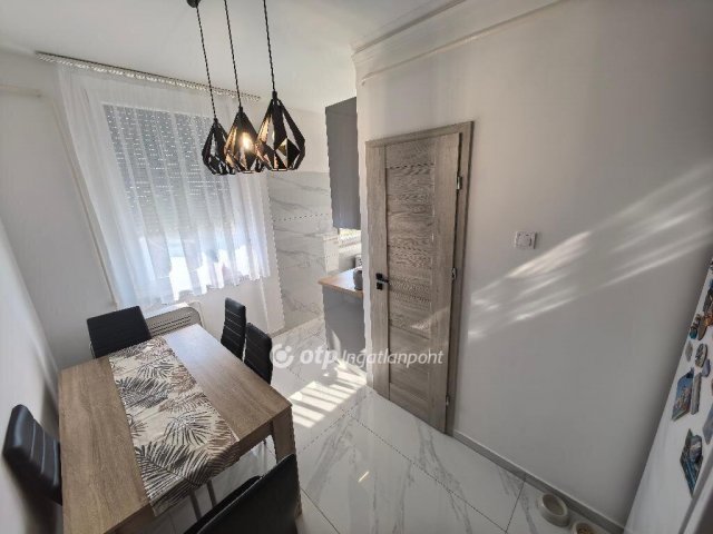Eladó panellakás, Hajdúböszörményen 49.9 M Ft, 3 szobás