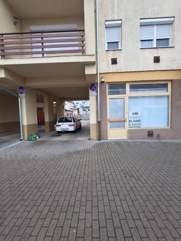 Eladó üzlethelyiség, Baján 16 M Ft, 1 szobás
