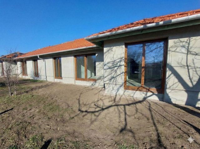 Eladó ikerház, Tahitótfalun 93.9 M Ft, 4 szobás