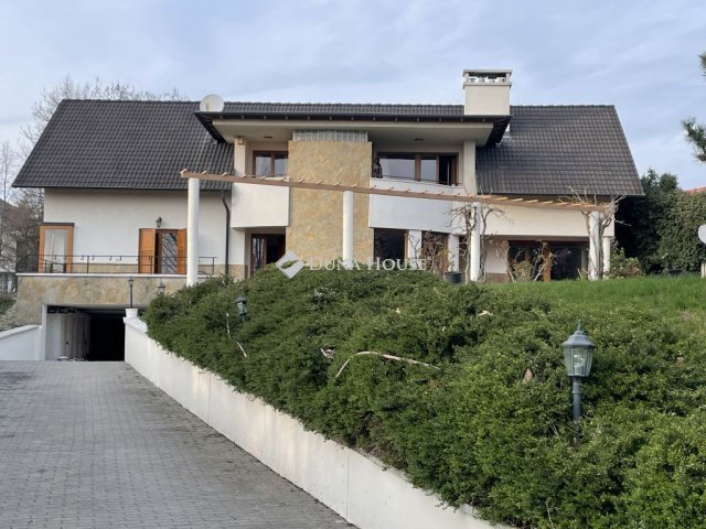 Eladó családi ház, Telkin 420 M Ft, 7 szobás