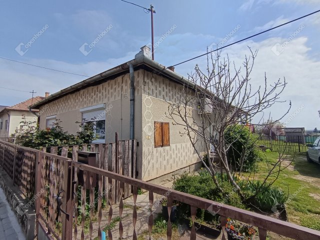 Eladó családi ház, Kadarkúton 26.7 M Ft, 3 szobás