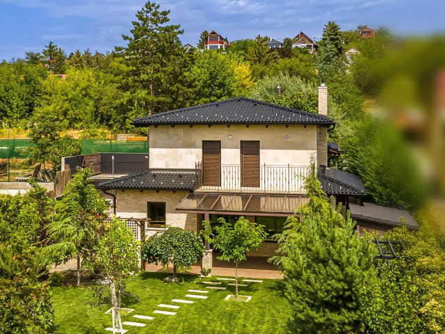 Eladó családi ház, Csömörön, Középhegy utcában 289 M Ft