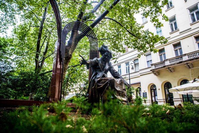 Eladó téglalakás, Budapesten, VI. kerületben, Liszt Ferenc téren