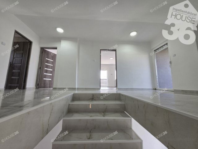 Eladó családi ház, Szolnokon 66.99 M Ft, 5 szobás
