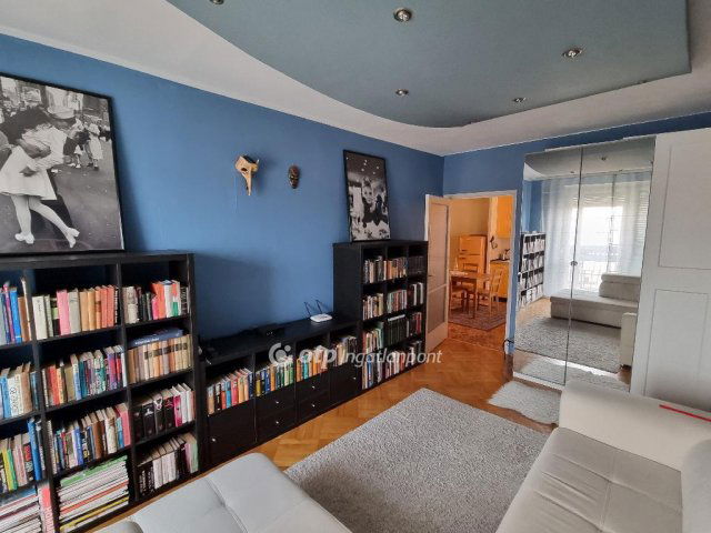 Eladó panellakás, Szolnokon 31.99 M Ft, 2 szobás