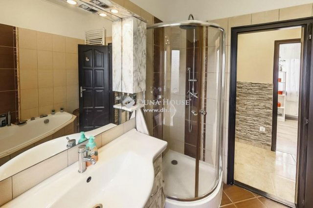 Eladó családi ház, Kecskeméten 129.8 M Ft, 5 szobás