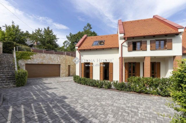 Eladó családi ház, Leányfaluban 315.7 M Ft, 8 szobás