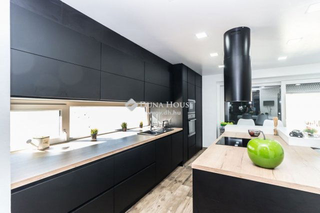 Eladó családi ház, Szombathelyen 199 M Ft, 3+2 szobás