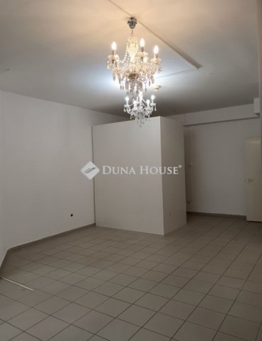 Eladó üzlethelyiség, Pécsett 18.7 M Ft, 1 szobás