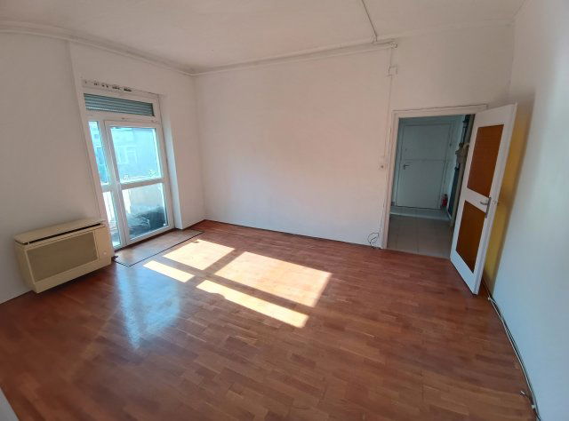 Eladó téglalakás, Debrecenben, Petőfi téren 53 M Ft, 2 szobás