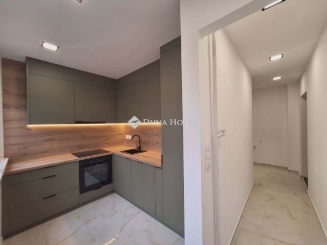 Eladó téglalakás, Pécsett 58.9 M Ft, 3 szobás