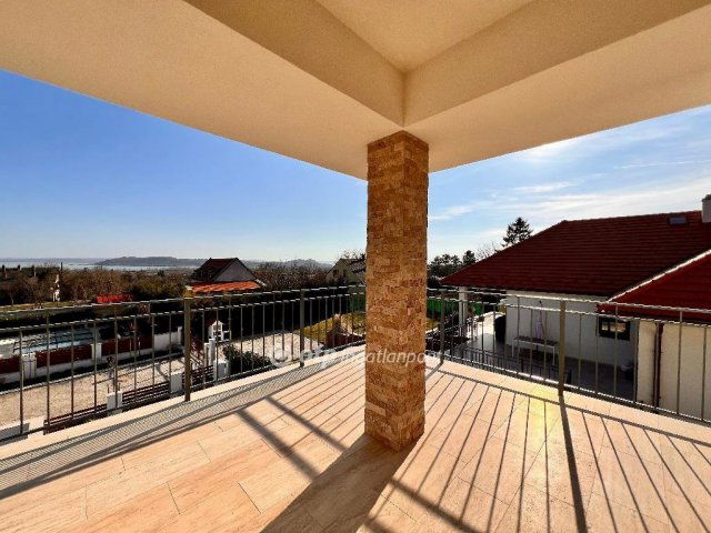 Eladó ikerház, Balatonfüreden 229.9 M Ft, 4 szobás