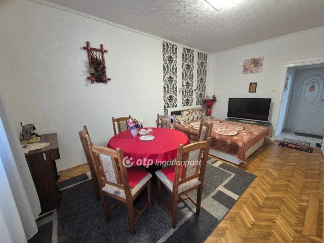 Eladó téglalakás, Dunaújvárosban 34.5 M Ft, 1+1 szobás