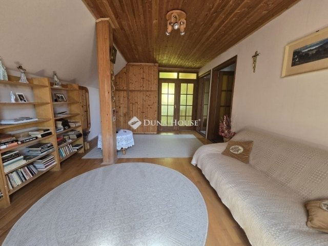 Eladó családi ház, Pécsett 149.9 M Ft, 6 szobás