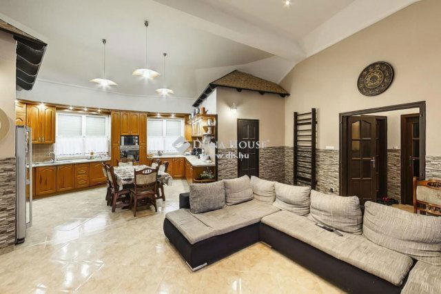 Eladó családi ház, Kecskeméten 119.8 M Ft, 5 szobás