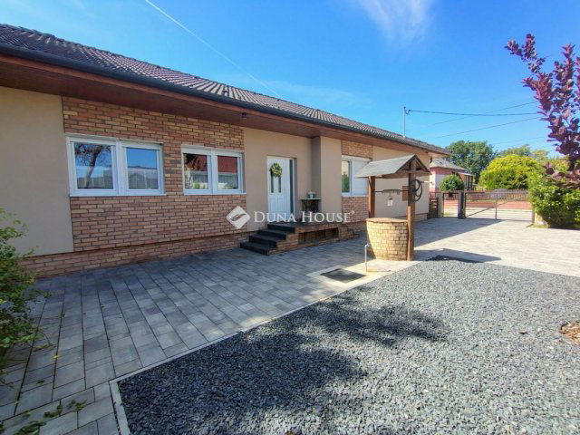 Eladó családi ház, Bicskén, Erdőalja utcában 140 M Ft