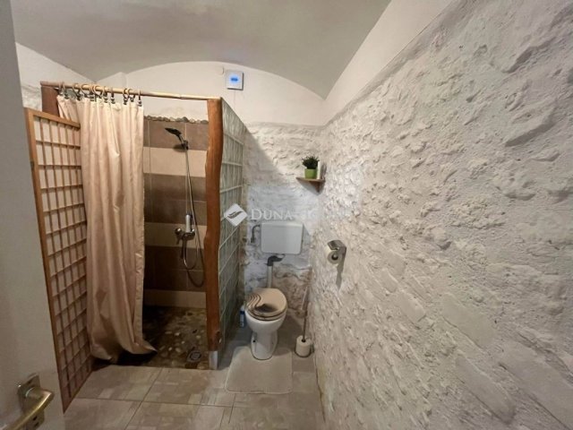 Eladó családi ház, Pécsett 115 M Ft, 6 szobás