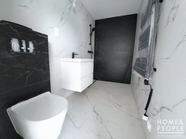 Eladó téglalakás, Szegeden 104.99 M Ft, 4 szobás